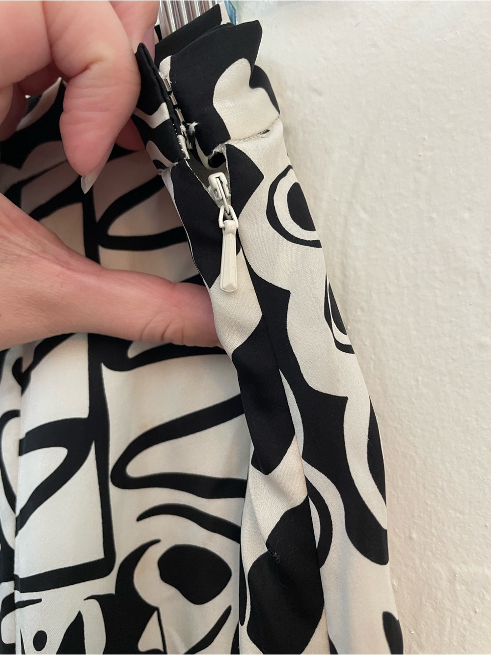 100% Silk Valerie Stevens Black & White Geometric Abstract Godet Panel Skirt - Picture 6 of 12